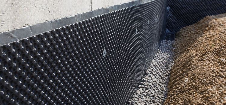 Drénlemez alapfal menti vízelvezetéshez Drénlemez beépítése pincefal nedvességvédelméhez