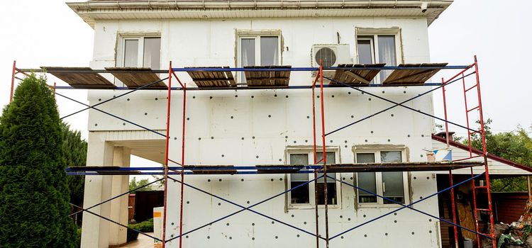 Családi ház homlokzati hőszigetelése EPS rendszerrel kivitelezés közben