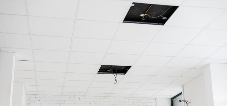 kazettás álmennyezet beépítése világítással és szellőzőkkel