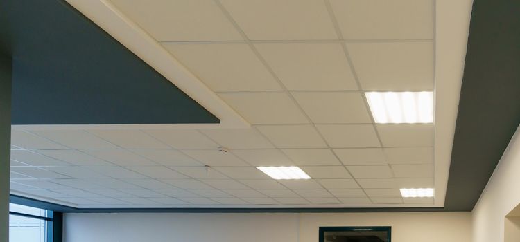 kazettás álmennyezet részlet fém rácsszerkezettel és mennyezeti panelekkel