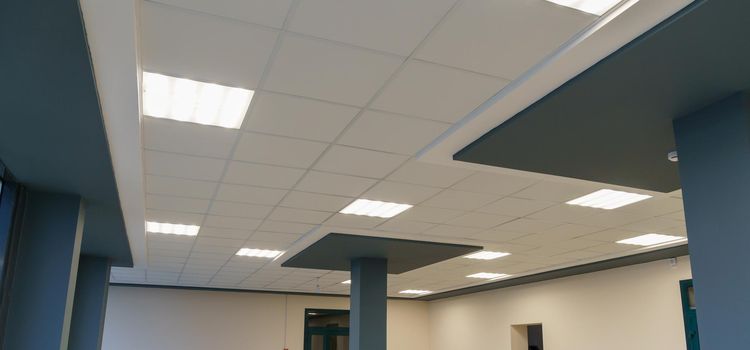 kazettás álmennyezet modern irodai környezetben fehér panelekkel