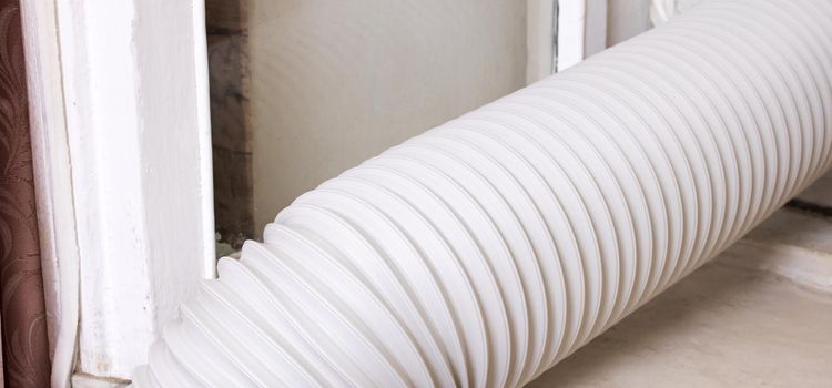 Rugalmas fehér légcsatorna rugalmas légcsatorna, ablakon kivezetve