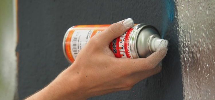 Hőtükör ragasztó felhordása szigetelési felületre spray kiszerelésből