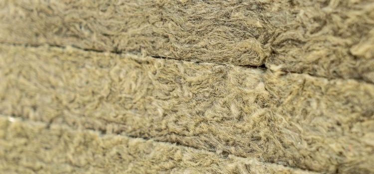 Rockwool hőszigetelés vastag táblás kőzetgyapot rétegek egymásra halmozva