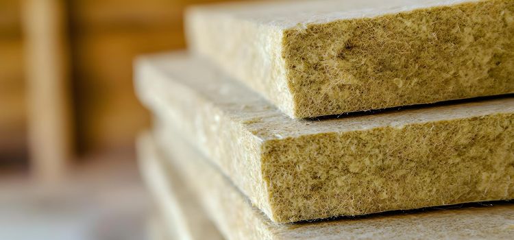 Egymásra helyezett Rockwool hőszigetelés táblák közelről fotózva